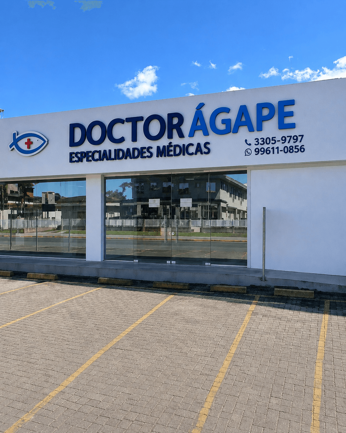 Fachada da DoctorÁgape em Joinville, com o letreiro Especialidades Médicas e estacionamento próprio na frente