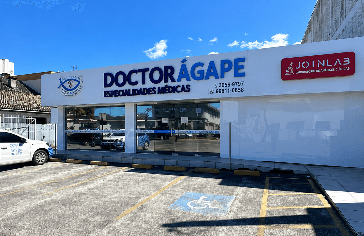 Fachada da DoctorÁgape em Joinville, com o laboratório de análises clínicas no mesmo endereço da clínica